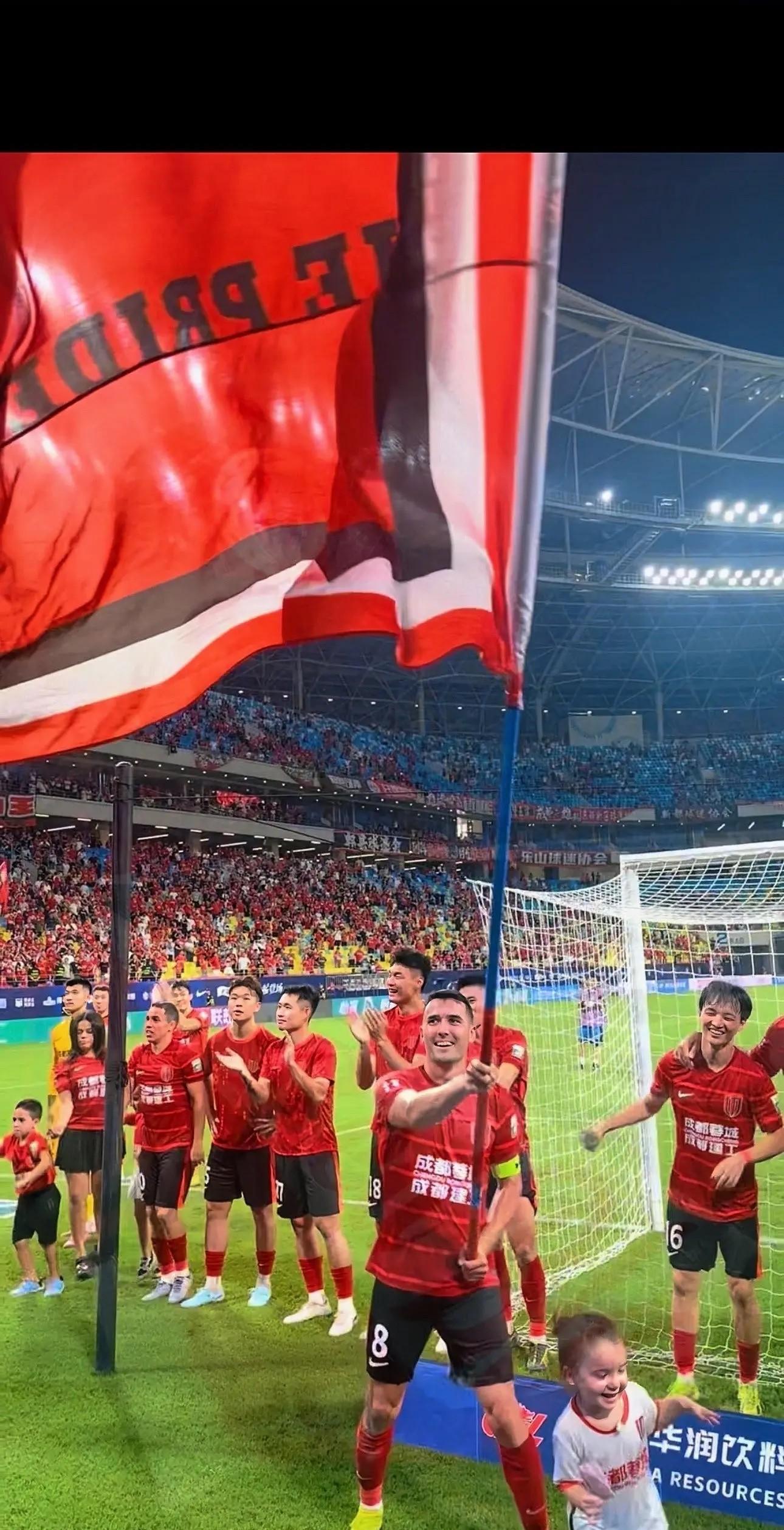 包含今晚突围战来临，成都蓉城围绕法国杯官宣签约，质疑声仍在，身体对抗强度拉满的词条